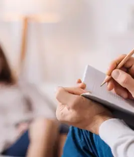 Profesional de psicología en consulta