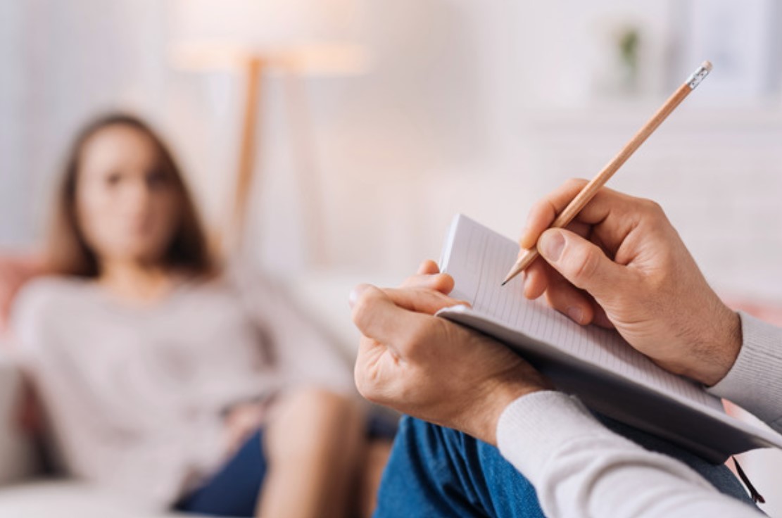 Profesional de psicología en consulta