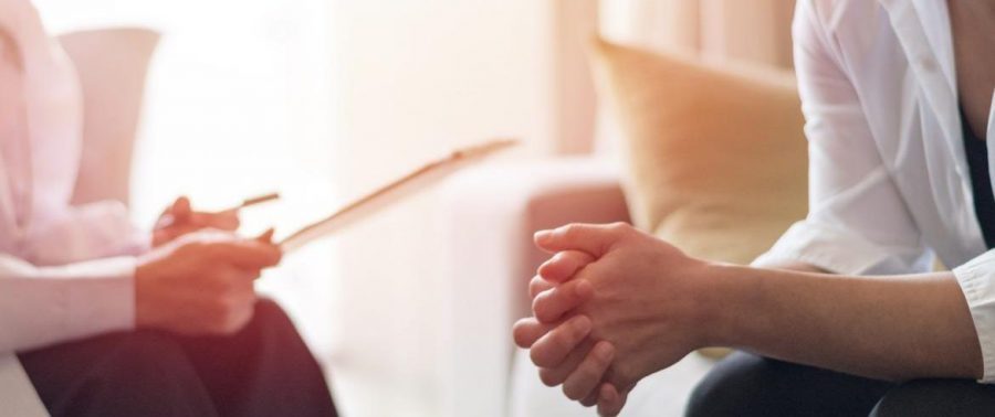 Consulta de psicología en un entorno acogedor